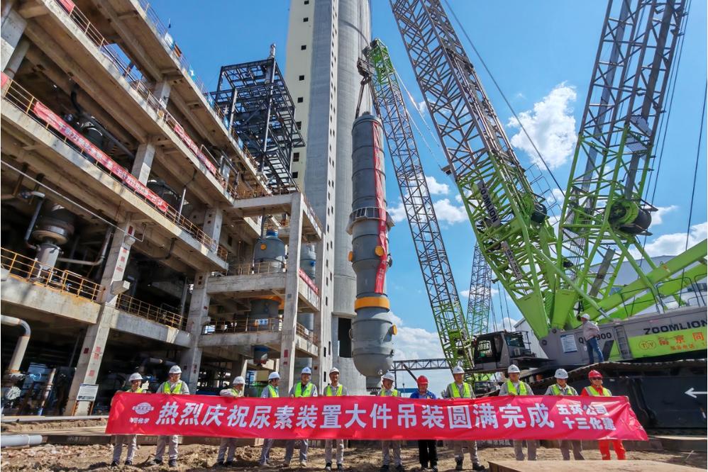吊装过程中,面对作业空间狭窄,高空对位精度高,多台大型吊车联合作业